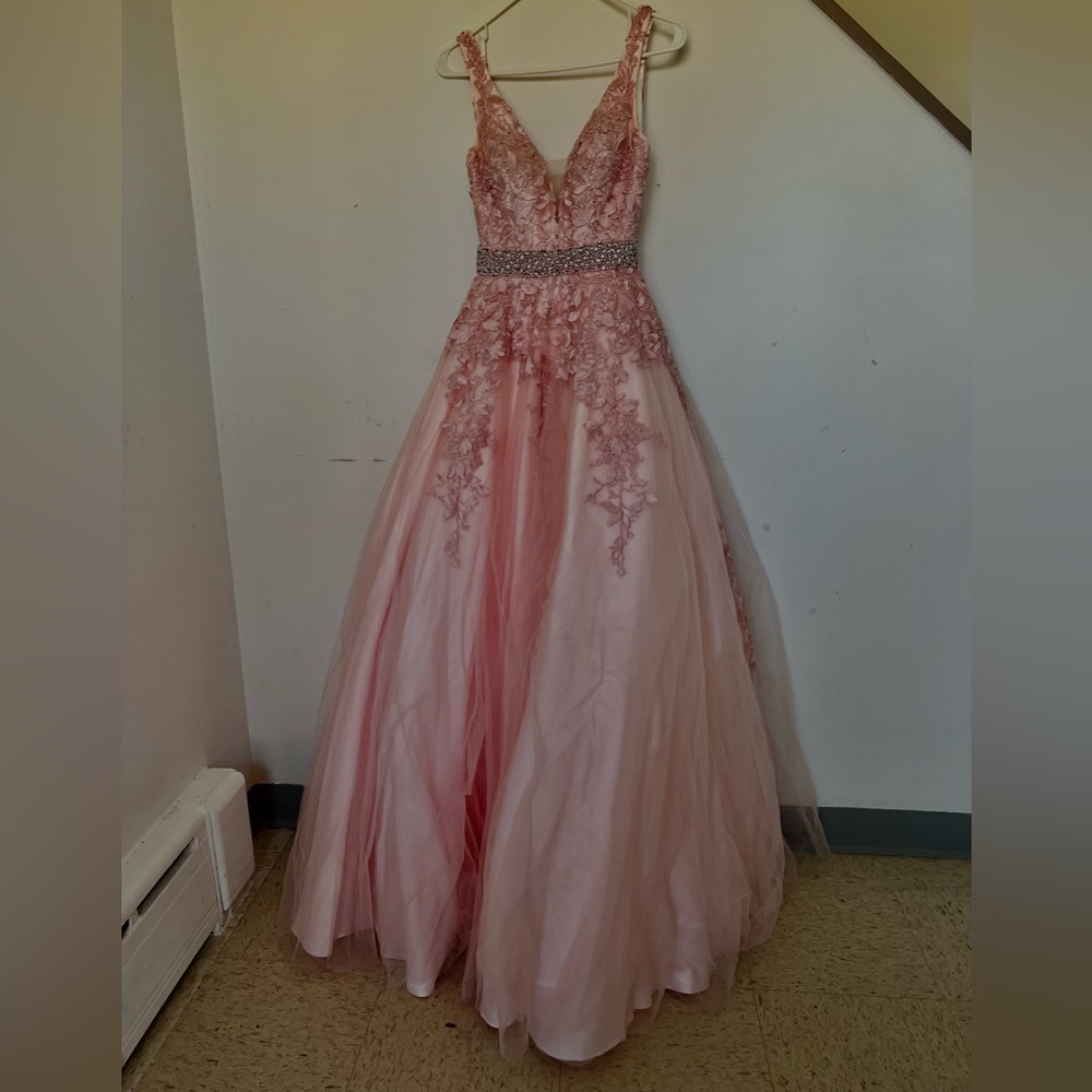 Hi I’m selling my Prom dress from JVN. I bought it in 2019 only used it once:)